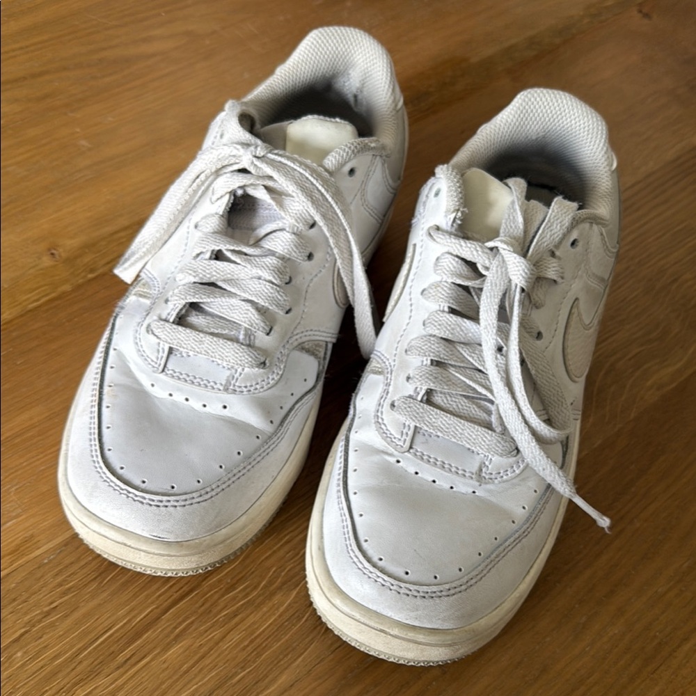Nike Kids Sneakers in Soft Gray
